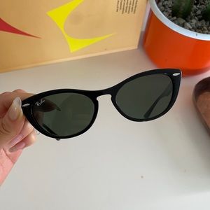 Nina ray ban cat eye sunglasses with case 🕶 black